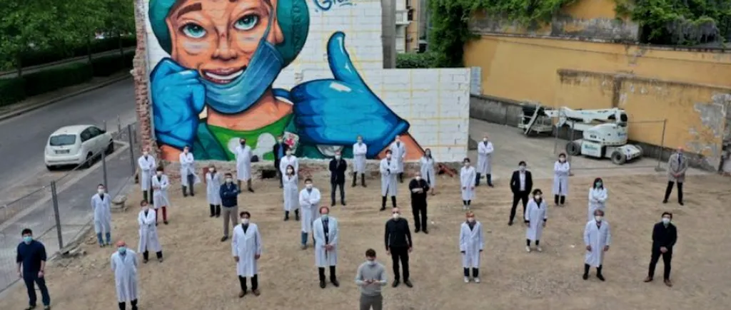 ITALIA. Frescă gigantică la Milano în onoarea personalului medical