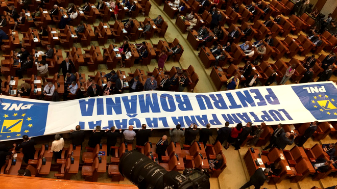 Banner desfășurat de PNL în Parlament