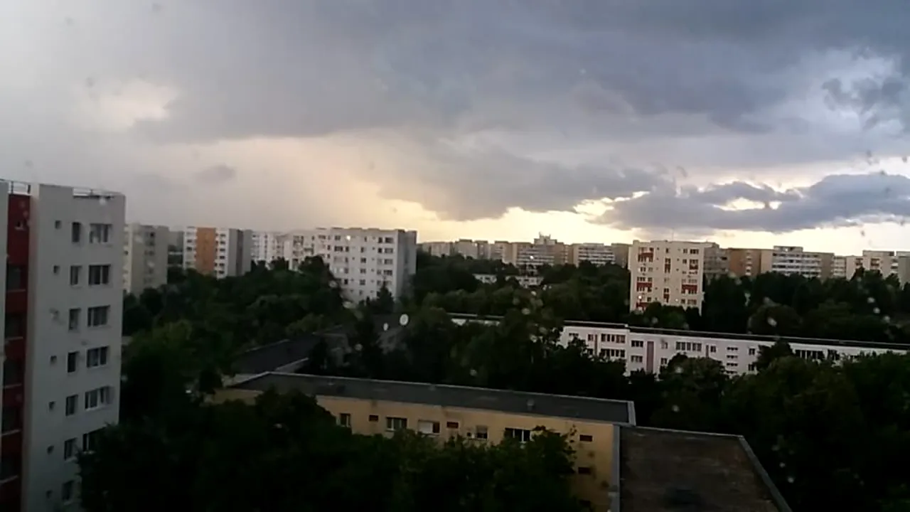Cod galben de furtuni în 31 de județe, până joi seara. ANM a emis și o informare meteo de ploi, în următoarele trei zile