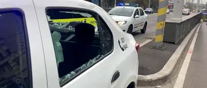 VIDEO | Incident în zona Pasajului Unirii din București. Un bărbat a aruncat cu pietre într-o mașină a Poliției Locale