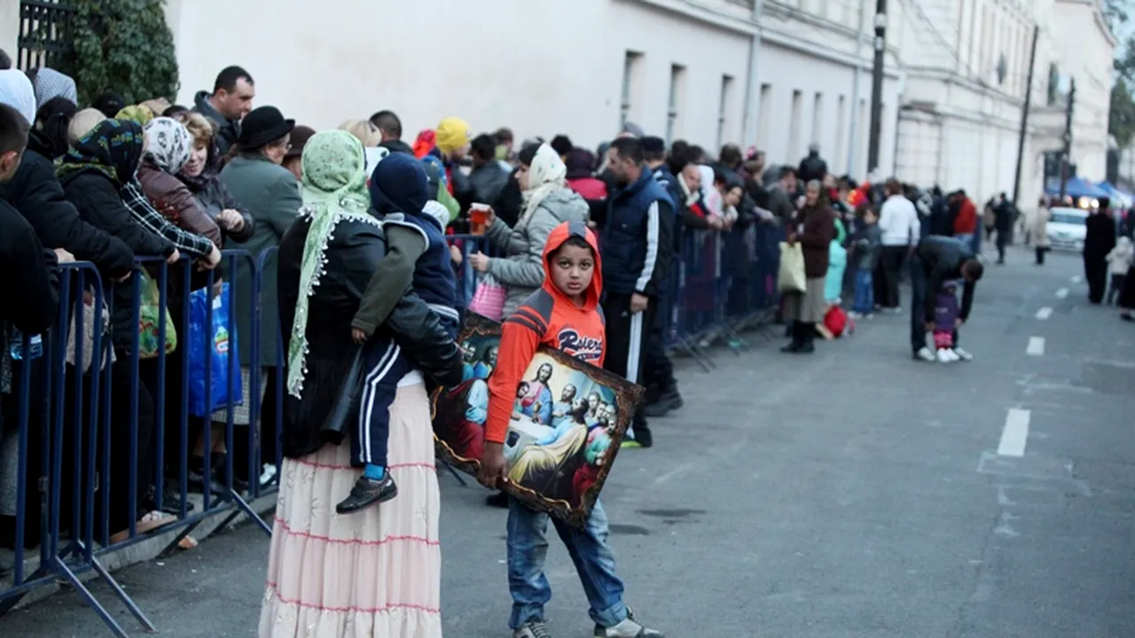 Coadă de patru kilometri, pe ploaie, la moaștele Sfintei Cuvioase Parascheva, la Mitropolia din Iași: Oamenii așteaptă și șapte ore pentru a se închina la moaște
