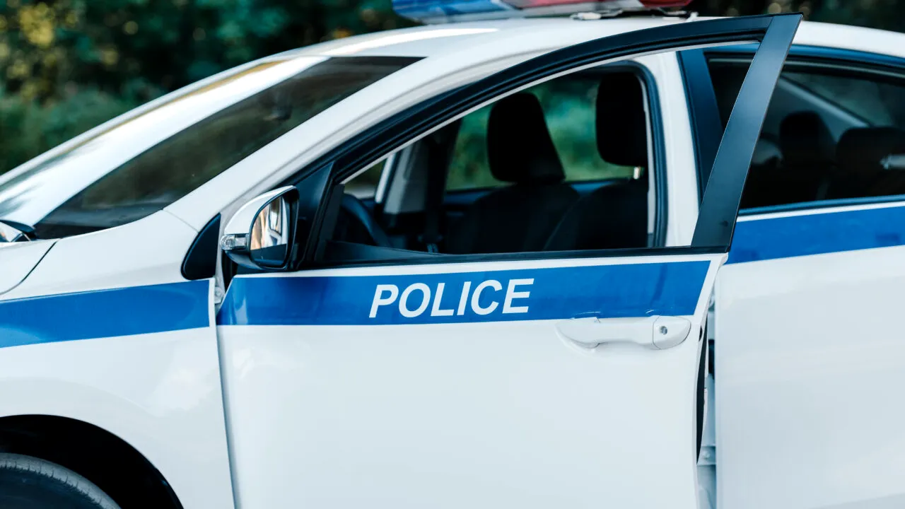 Câți ani de închisoare riscă un șofer care a MUȘCAT un polițist și l-a lovit pe un altul. Bărbatul a fost trimis în judecată