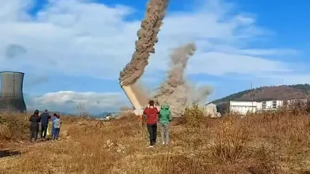 Explozie puternică în Dâmbovița. Au fost puse la pământ turnul și coșul fostei Termocentrale Doicești | VIDEO