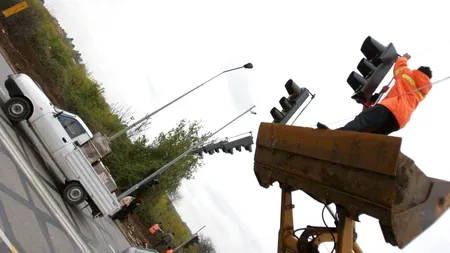 Administrația Străzilor vrea să cheltuiască 130.000 de euro pe becuri pentru semafoare 