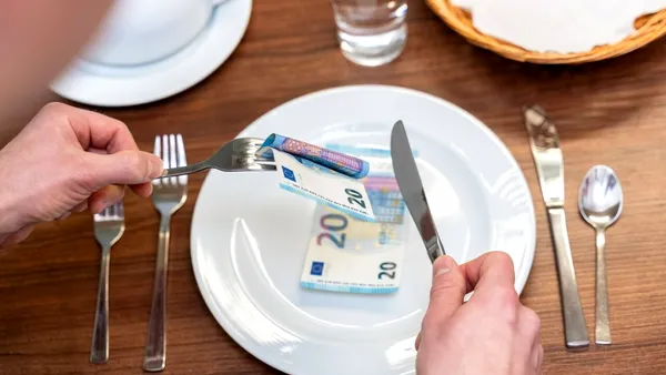 Industria ospitalității, grav lovită de „criza de BACȘIȘ”! Tinerii chelneri, barmani și beach boy se plâng că turiștii au devenit tot mai „zgârciți”