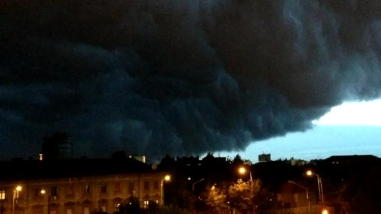 Imaginea săptămânii. Un nor imens a lăsat în beznă Timișoara