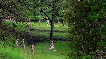 Zeci de nudiști germani și danezi au luat cu asalt un supermarket din nordul Germaniei