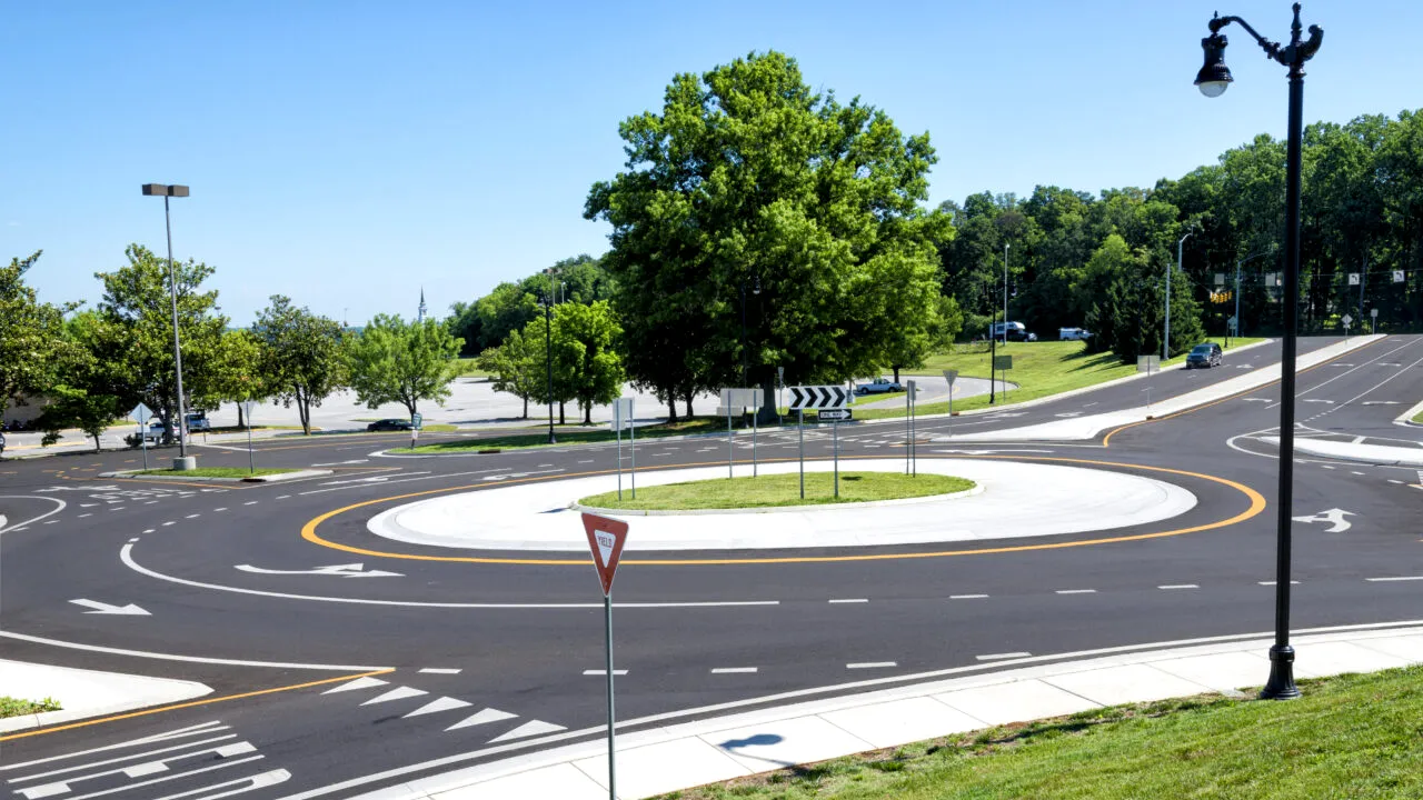 Ce trebuie să faci când intri într-un sens giratoriu cu două benzi. Cui cedezi trecerea și cine are PRIORITATE