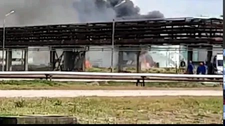 EXPLOZIE la rafinăria Lukoil din Ploiești. Un bărbat a fost proiectat de suflul deflagrației. Intervenție în desfășurare a pompierilor