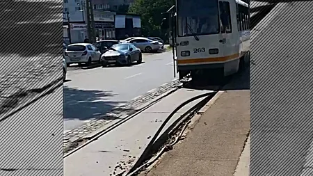 Semnal de alarmă după ce o șină a trecut prin podeaua unui tramvai și a lovit un călător: „Ca în filmele de groază. Putea să fie strivit”. Cum răspunde STB
