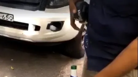 Noua metodă de a deschide o sticlă de bere: Ce a făcut tânărul i-a lăsat muți pe toți - VIDEO