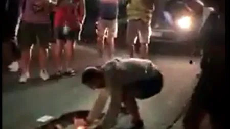 Românii știu să facă haz de necaz: Groapă în asfalt care a împlinit un an, „sărbătorită