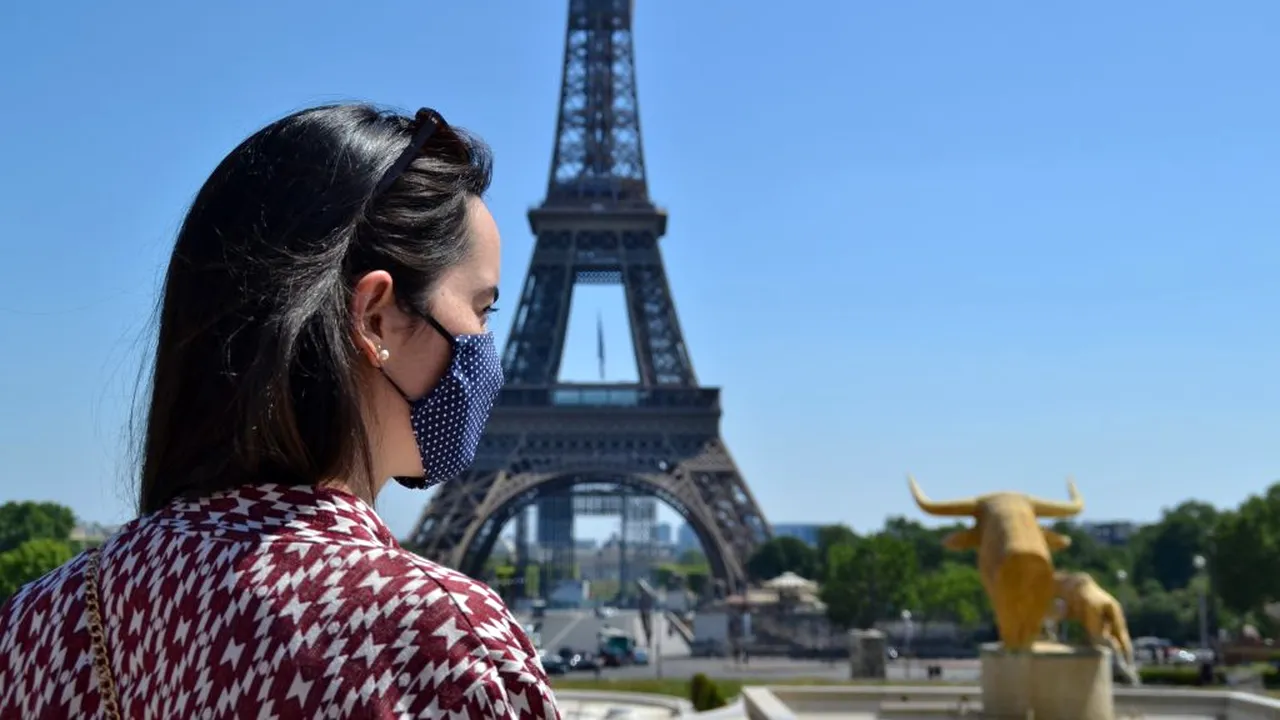 Măștile de protecție devin obligatorii de vineri în întreg Parisul