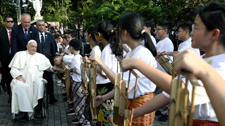 Papa laudă INDONEZIA pentru rata ridicată a natalității. Suveranul Pontif a glumit pe seama celor care preferă să crească PISICI sau CÂINI