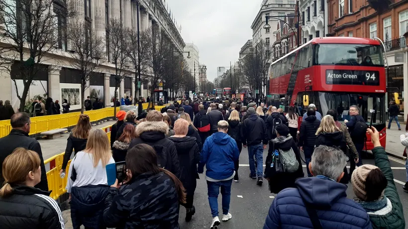 Europa se ridică împotriva autorităților! Lupte de stradă la Londra, cu zeci de persoane arestate! Polițiști bătuți măr! - VIDEO