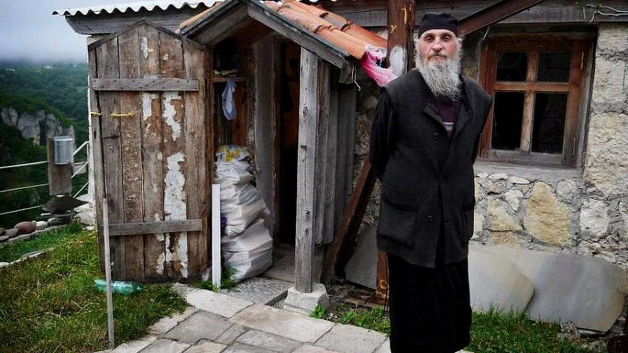 FOTO: Povestea călugărului care trăiește în locul unde pământul întâlnește cerul.