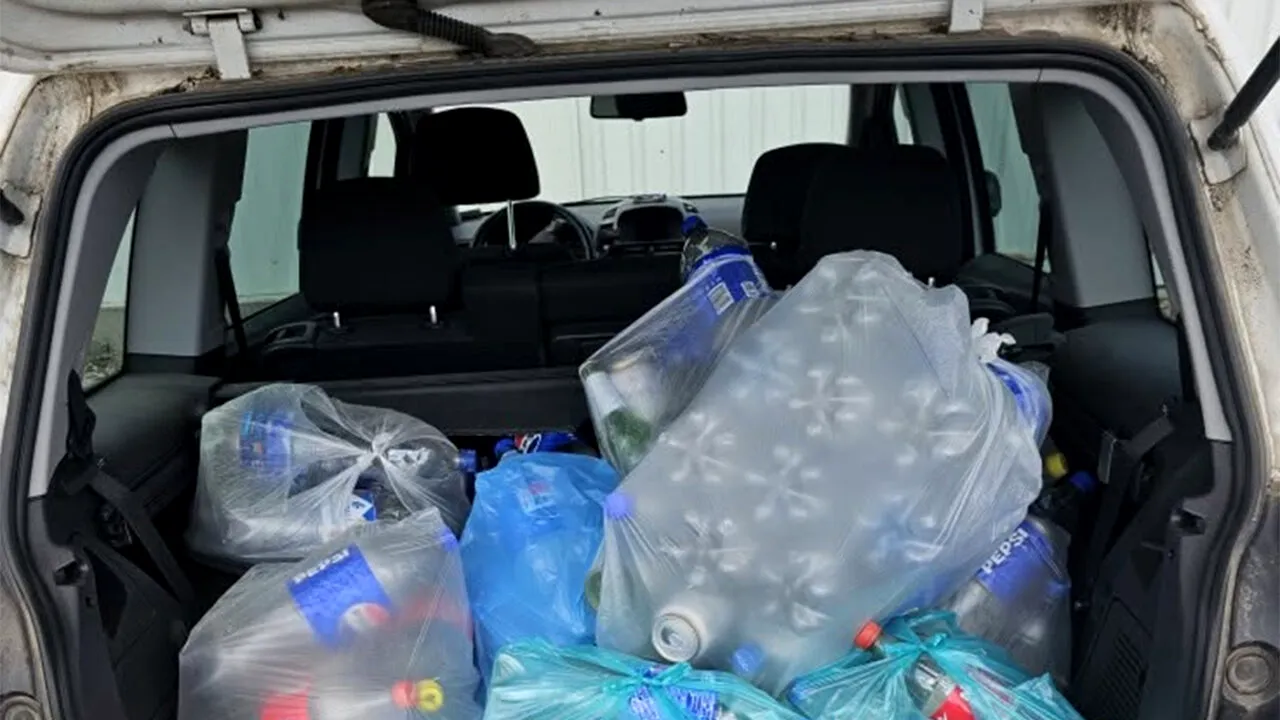 Un român a introdus sticle și doze timp de 2 ore în automatul de reciclare. Câți bani a primit, la final