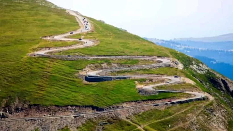 Șoseaua supranumită noua Transalpina din România. Puțini turiști și șoferi știu de existența ei