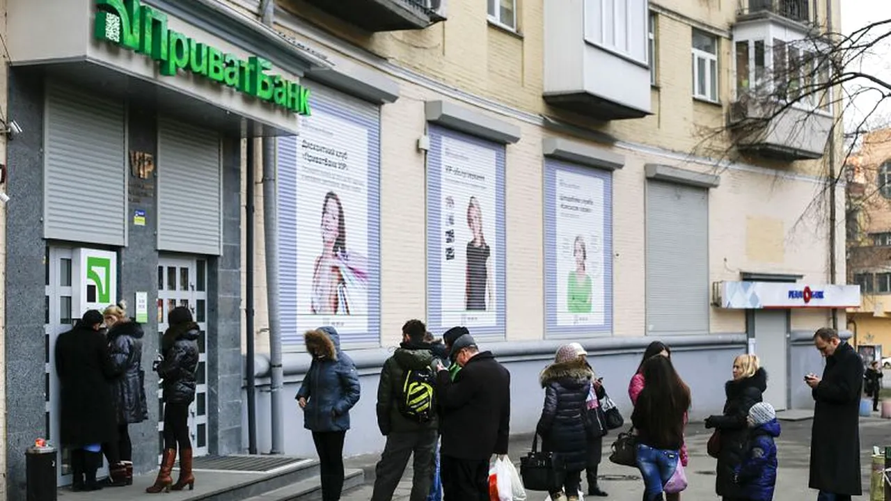 Banca centrală ucraineană limitează retragerile din bănci la suma de 1.000 de euro pe zi
