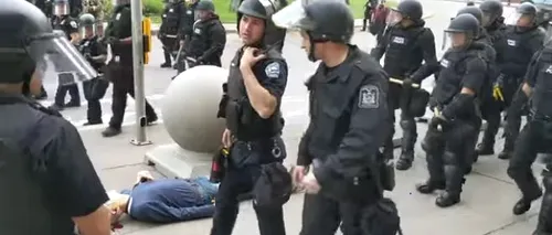 VIDEO. Noi imagini care demonstrează violența polițiștilor americani. Un bărbat de 75 de ani, pus la pământ de doi agenți