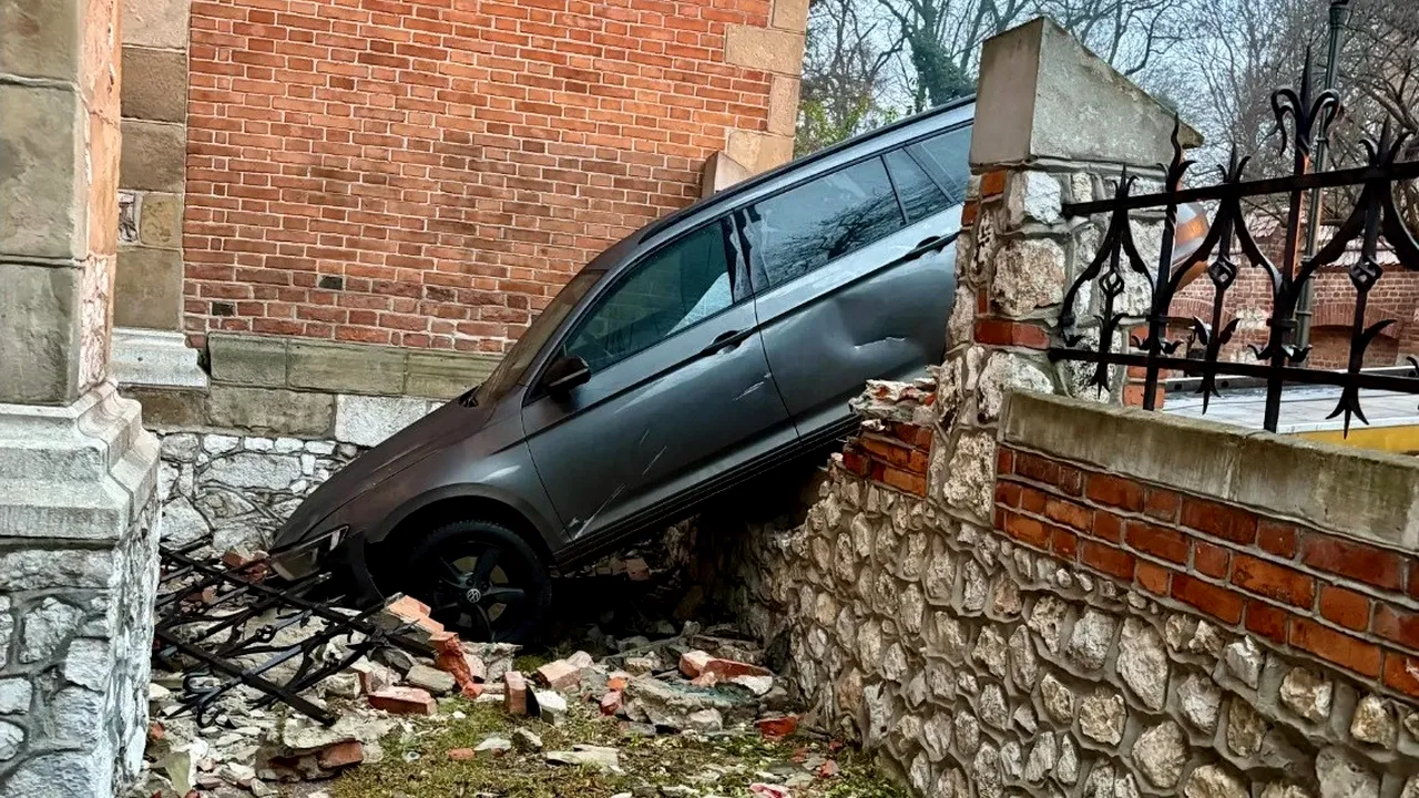 Un șofer ucrainean aflat sub influența alcoolului a intrat cu mașina într-o biserică veche de 700 de ani. Polițiștii l-au așteptat să se trezească