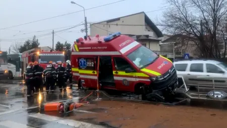 Accident grav cu o ambulanță SMURD în Capitală! Tramvaiele sunt acum blocate! Imagini de la fața locului