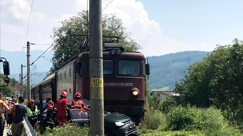 UPDATE Accident teribil în Bistrița-Năsăud: O mașină a fost spulberată de tren. Două persoane au decedat - FOTO