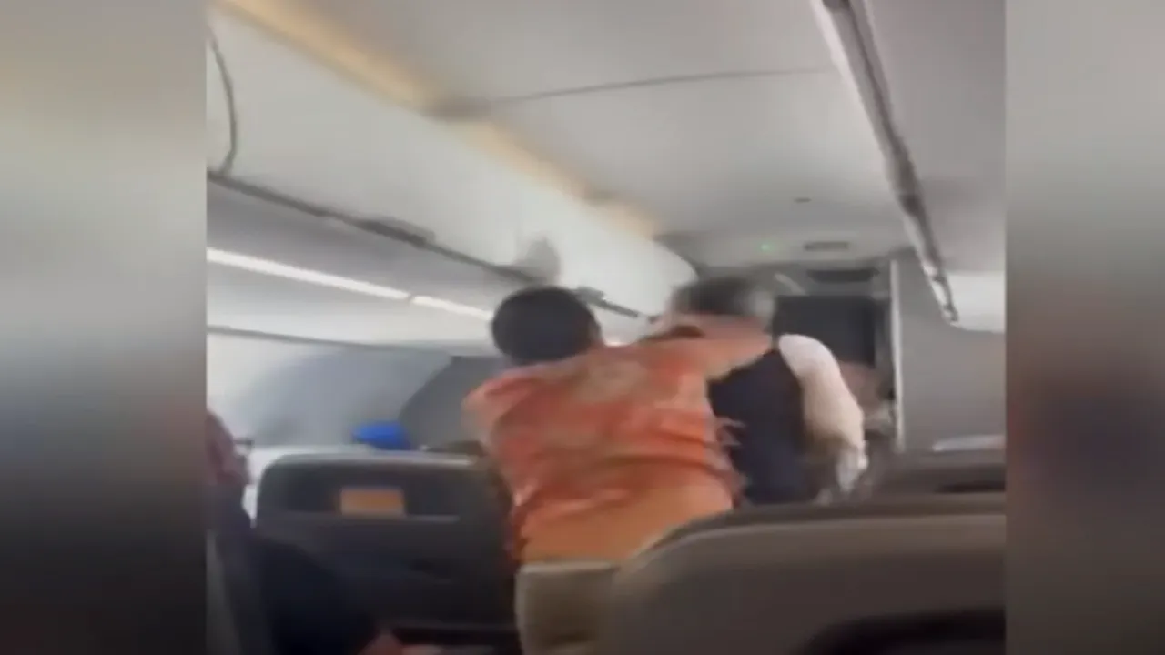 VIDEO | Însoțitor de zbor lovit cu bestialitate de un pasager furios: „Sunt zece ucigași în acest avion”