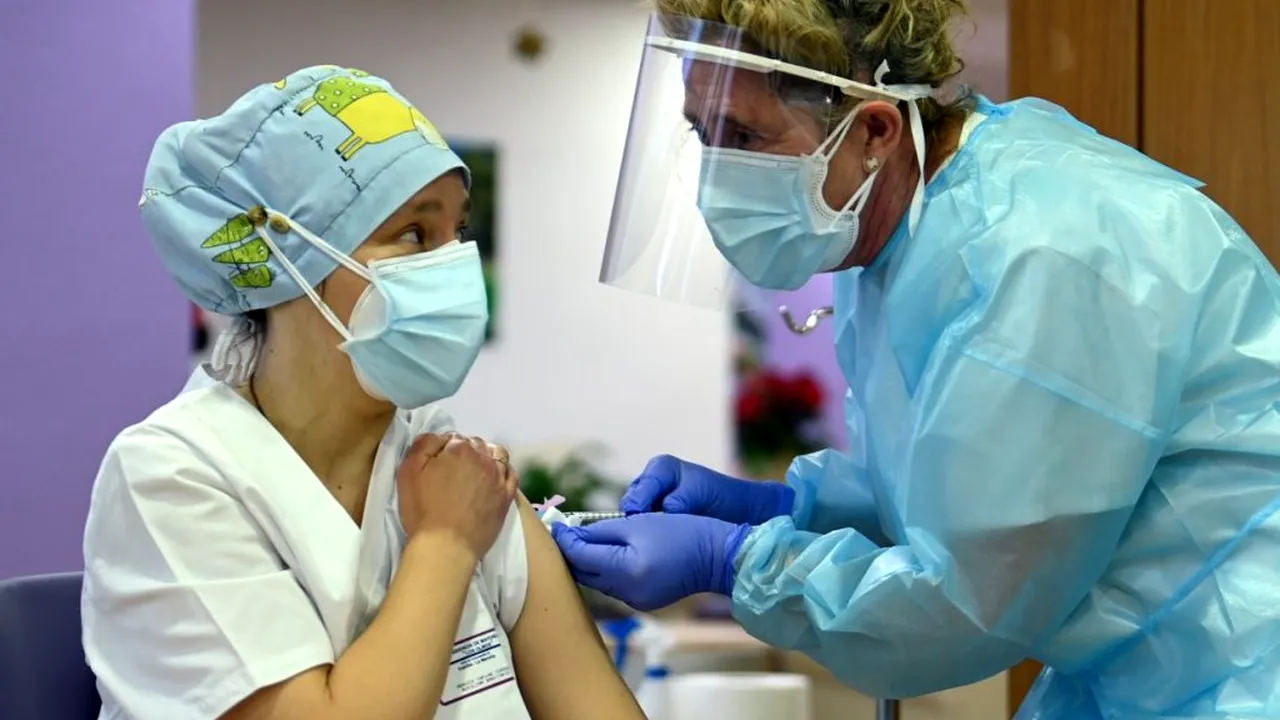 Caz incredibil: O asistentă medicală a fost depistată cu COVID-19, la 24 de ore după vaccinare