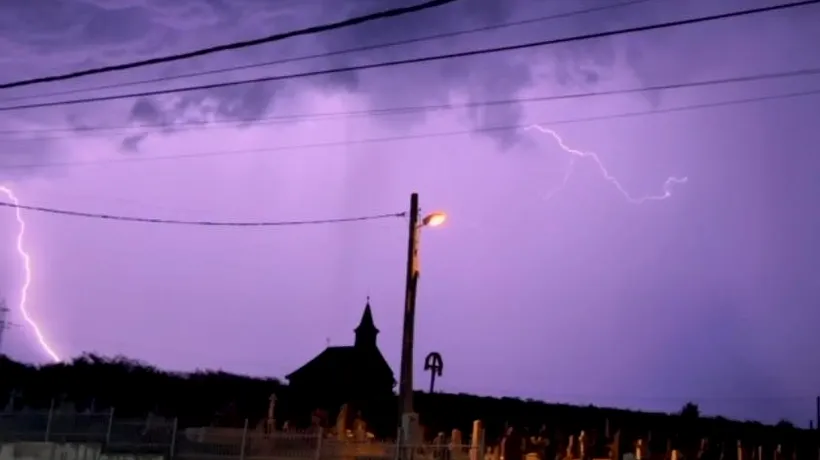 Fenomen meteo spectaculos în România. Cerul a devenit VIOLET