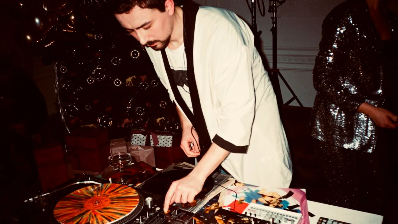 Playlist de Anul Nou: 5 melodii pe care să le asculți în seara de Revelion