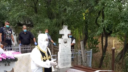 Preotul care a purtat combinezonul de protecţie la o slujbă de înmormântare, ironizat: „Se duce pe lună?“ 