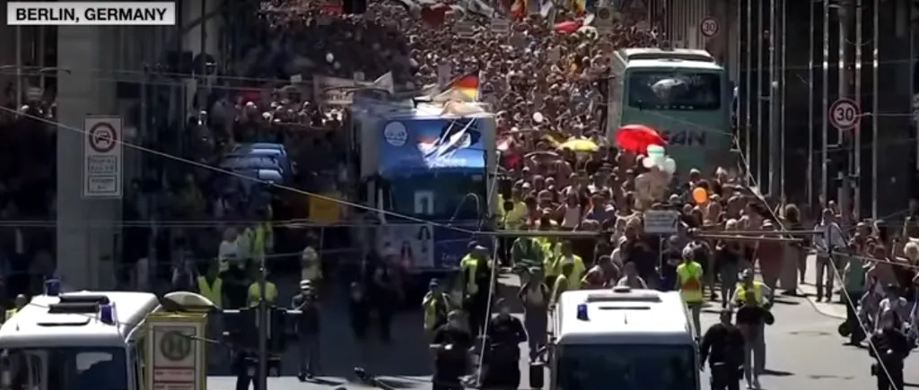 LIVE VIDEO. Poliția intervine pentru dispersarea a zeci de mii de „sceptici corona” care protestează la Berlin după ce instanța a autorizat mișcările de stradă/ Operatorii de telefonie ar fi suspendat datele mobile în zona protestului