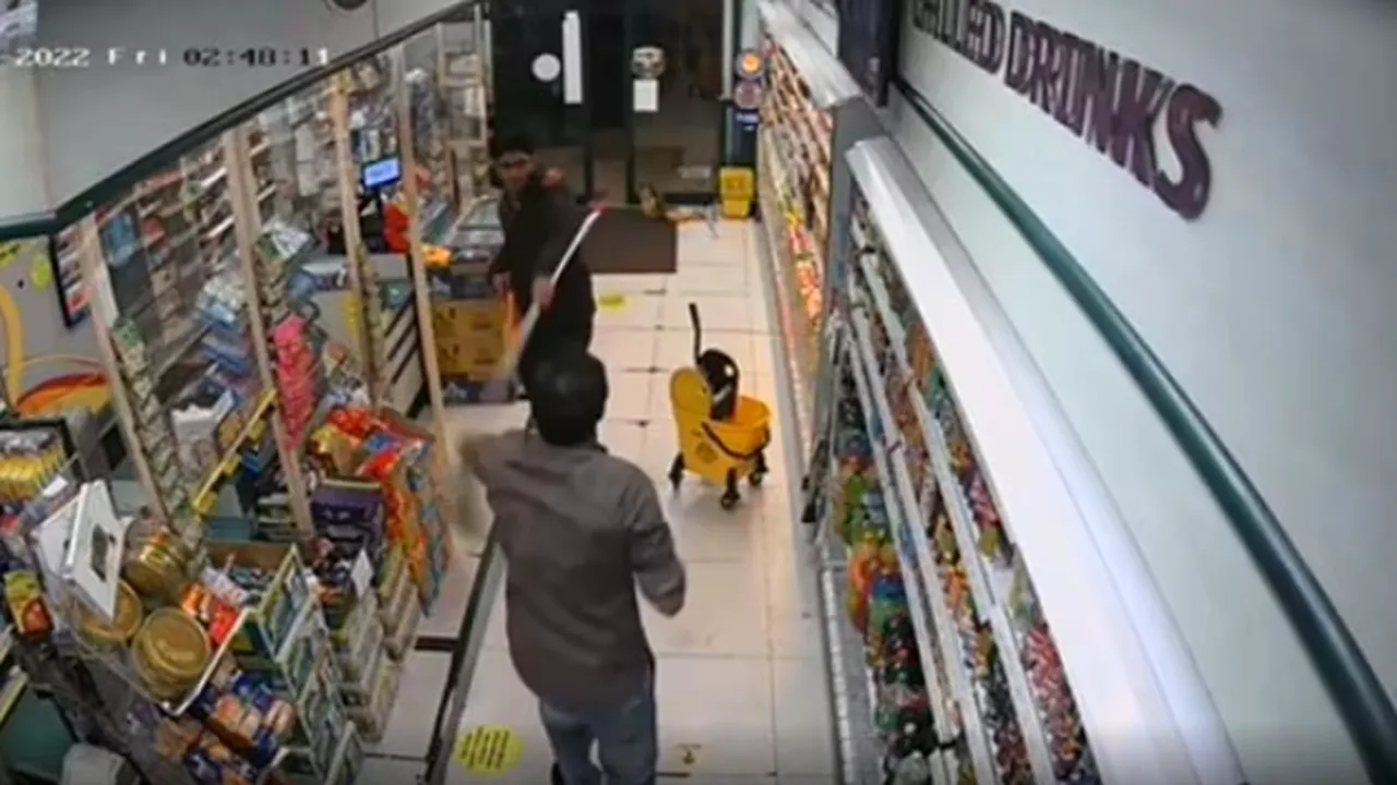 Angajatul unui magazin s-a apărat cu mopul în fața unui bărbat înarmat cu un cuțit. Momentul, surprins de o cameră de supraveghere (VIDEO)