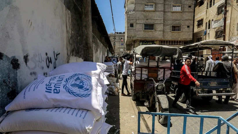„În Gaza, ordinea publică începe să se destrame” | Mii de palestinieni au spart depozitele UNRWA, au sustras făină și produse de bază