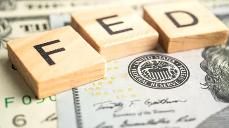 Fed menține nivelul dobânzilor și va ajusta politica monetară în funcție de riscuri și de impactul asupra activităților economice