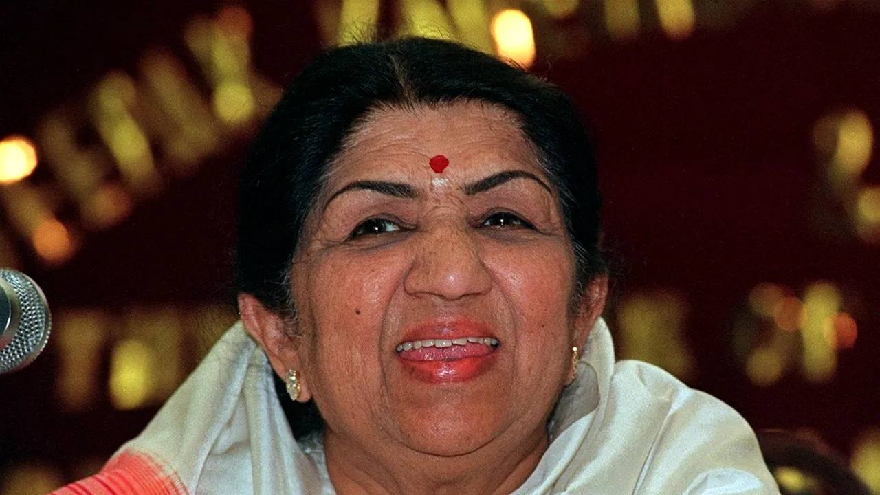 A murit Lata Mangeshkar, „privighetoarea de la Bollywood”. Cântăreața avea 92 de ani