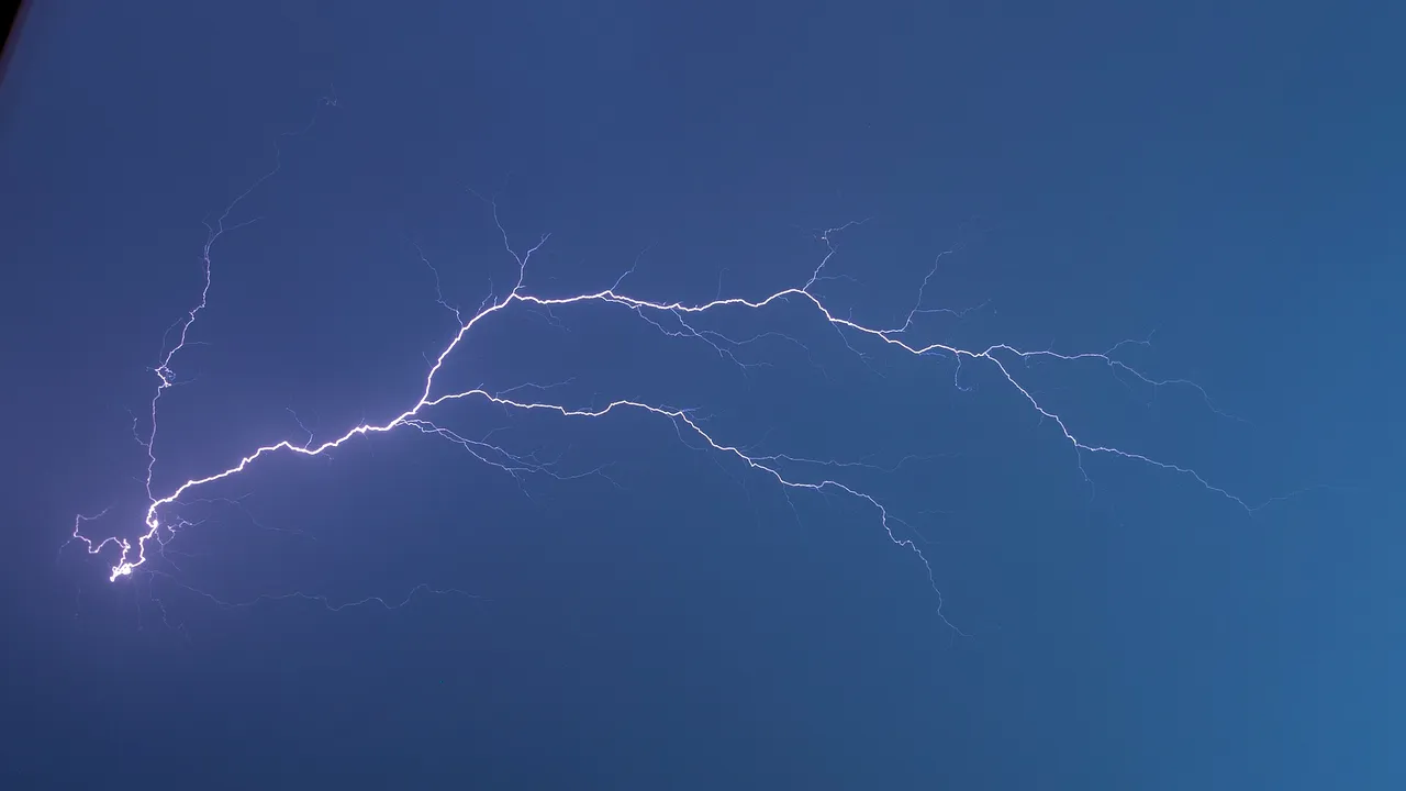 Vremea în București: Ploi torențiale, vijelii și temperaturi de 6-7 grade Celsius/ Fenomene similare în toată țara