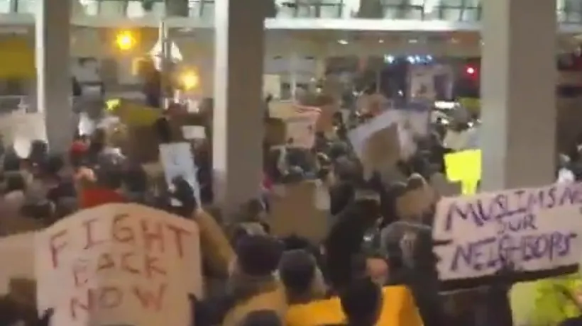 Mii de persoane au protestat în aeroporturile din SUA față de ordinul antiimigrație semnat de Trump