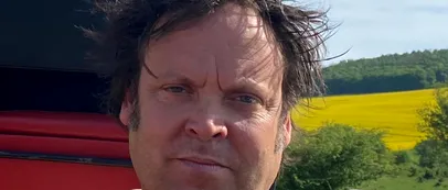 Charlie Ottley propune un nou brand de țară pentru România. Jurnalistul și-a tatuat logoul pe mână