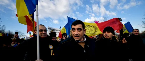 FOTO-VIDEO | Sute de susținători ai AUR protestează față de certificatul verde. Manifestanții au trecut de jandarmi și au ajuns pe scările Parlamentului. Mitingul s-a mutat la Guvern