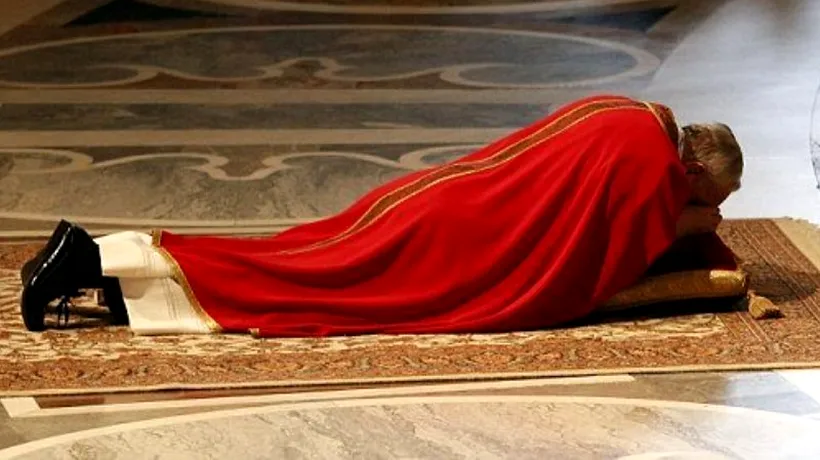 IMAGINEA ZILEI. Papa Francisc, la rugăciune în Basilica Sf. Petru. VIDEO