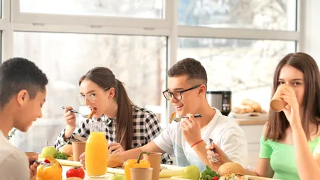 „Masa caldă în ȘCOLI”, un proiect compromis. Sunt semnalate cazuri de toxiinfecție alimentară, cornuri cu furnici și biscuiți cu mucegai