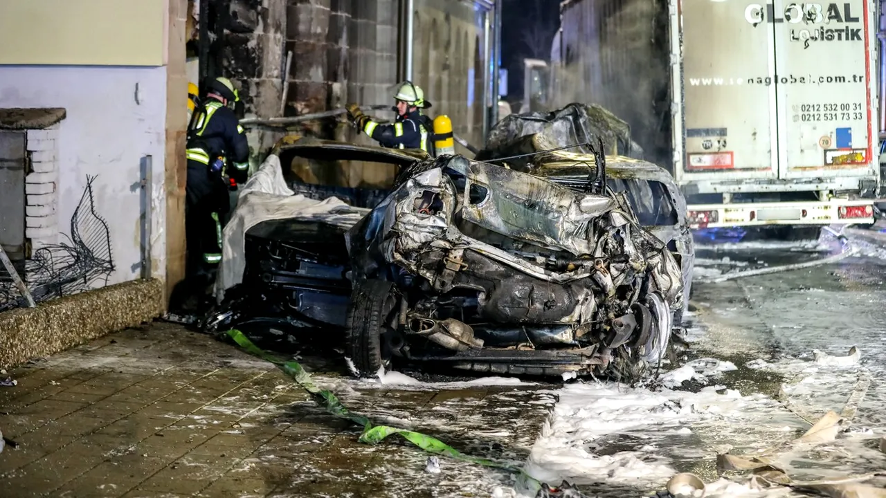 Un şofer beat a distrus 31 de mașini, în Germania. Mai multe autoturisme și fațada unei clădiri au luat foc