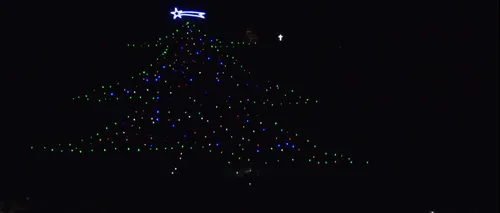 Cel mai mare pom de Crăciun din lume şi-a aprins luminiţele. Are 130.000 de metri pătraţi