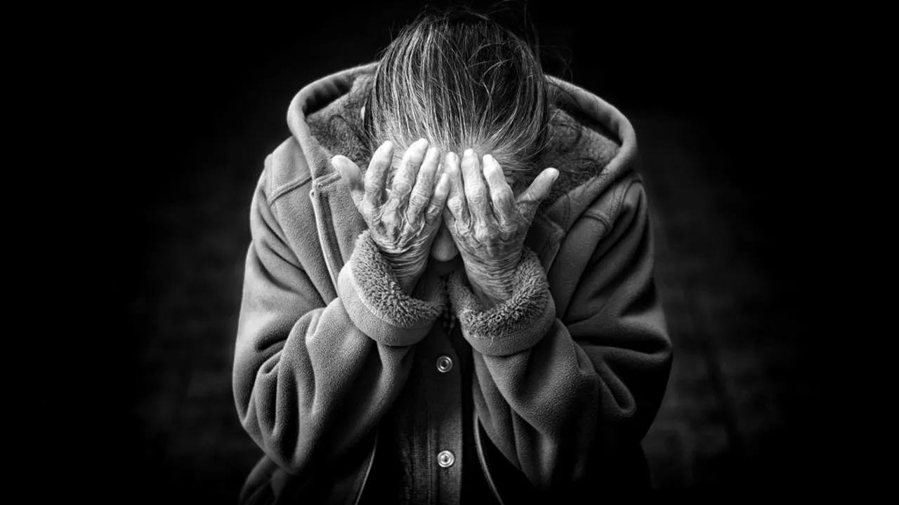 Adolescent de 17 ani, reţinut de polițiști după ce ar fi violat și tâlhărit o bătrână de 80 de ani