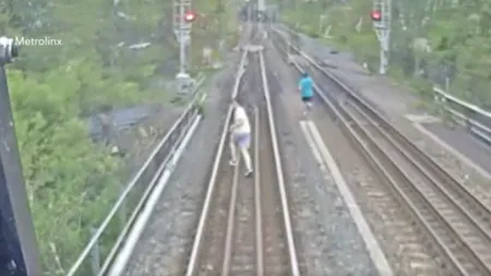 VIDEO | Copii filmați în timp ce aleargă în fața unui tren care se apropie cu viteză