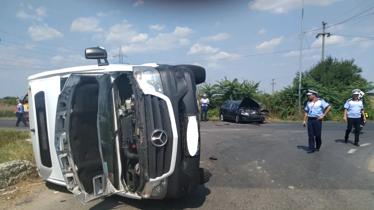 Accident în Giurgiu. Microbuz răsturnat după ce s-a ciocnit de o mașină. Bilanț: Un mort și 4 răniți 