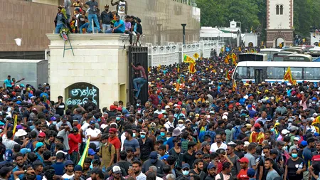Proteste în Sri Lanka. Mii de manifestanți au intrat în reședința președintelui și au făcut baie în piscina acestuia. Casa premierului, incendiată | VIDEO