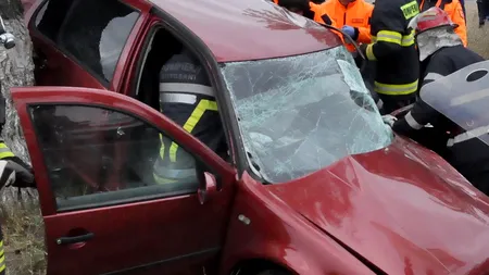 Un tânăr a murit și altul a fost rănit după ce mașina în care erau a lovit un TIR pe DN 17